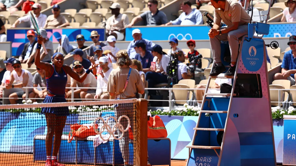 Americká tenistka Coco Gauffová při hádce s rozhodčím