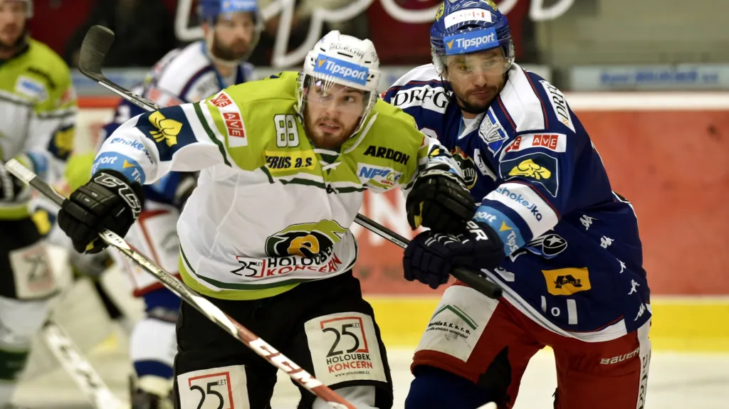 Karlovarský útočník Matěj Zadražil (vlevo) v souboji s útočníkem Komety Leošem Čermákem