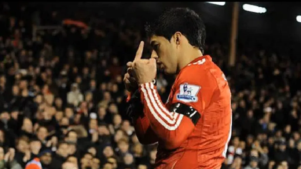 Luis Suárez ukazuje prostředníček