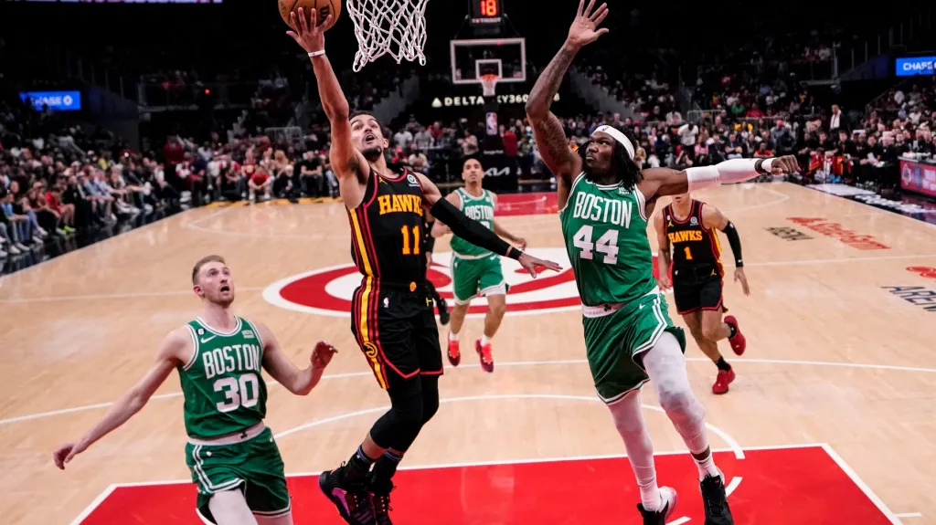 Trae Young z Atlanty skóruje v play-off proti Celtics