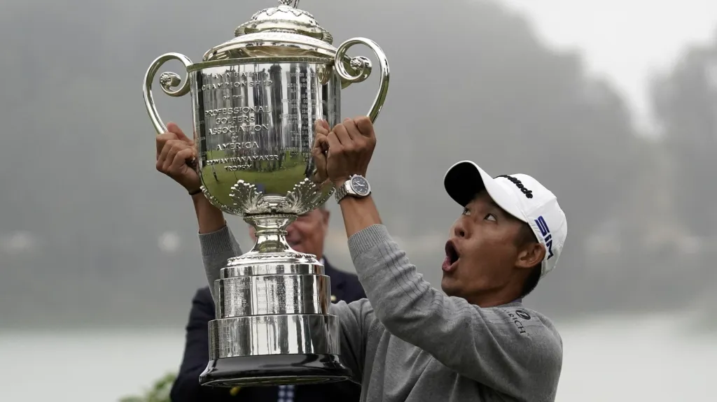 Collin Morikawa s trofejí pro vítěze PGA Championship