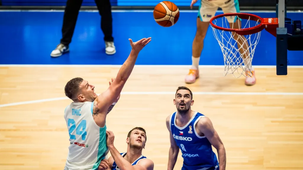 Tomáš Satoranský (vpravo) v utkání se Slovinskem