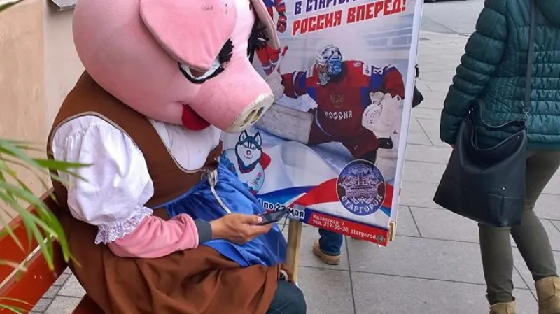 Na MS zvou také individua s prasečími hlavami