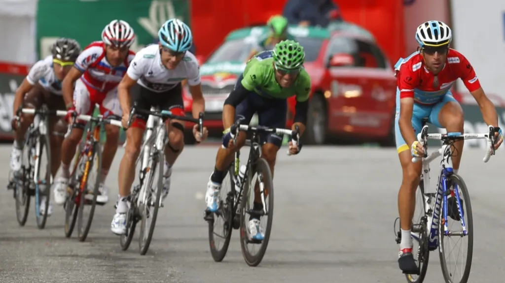 Vicenzo Nibali na Vueltě (vpravo)