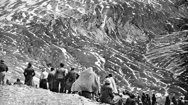 Čekání na vrcholu Col d’Iseran (1939)