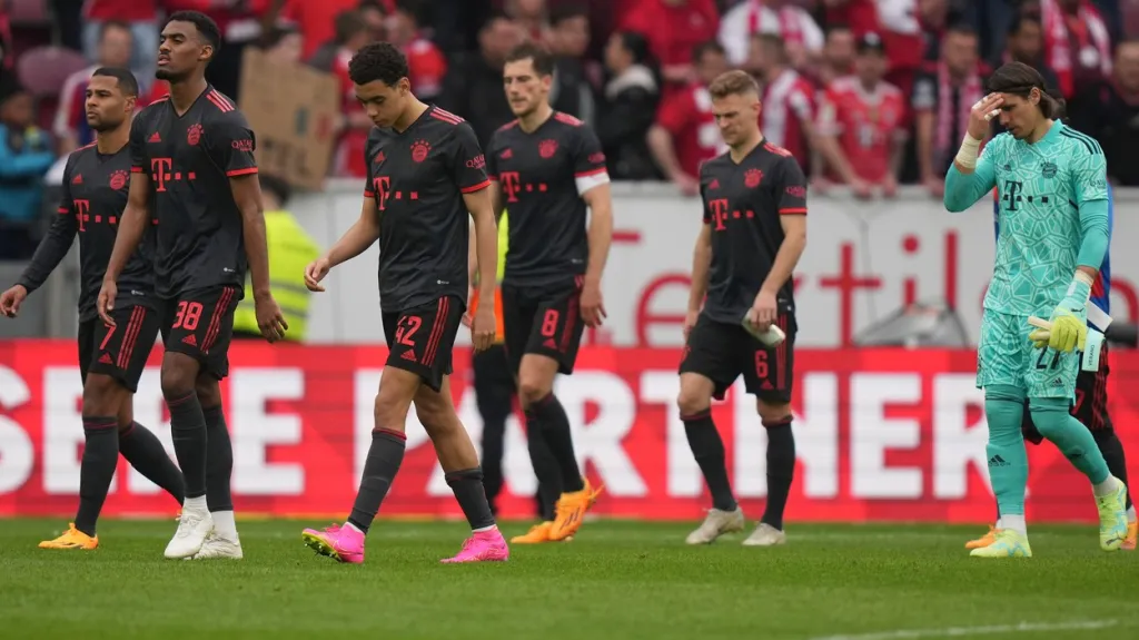 Smutní hráči Bayernu Mnichov po prohře v Mohuči