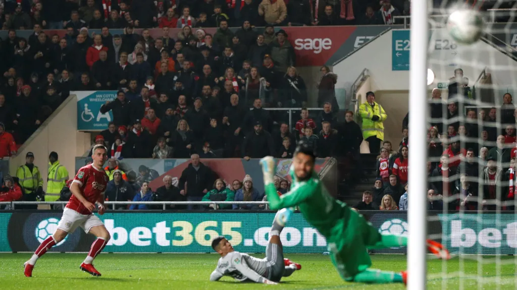 Joe Bryan střílí gól do sítě Manchesteru United