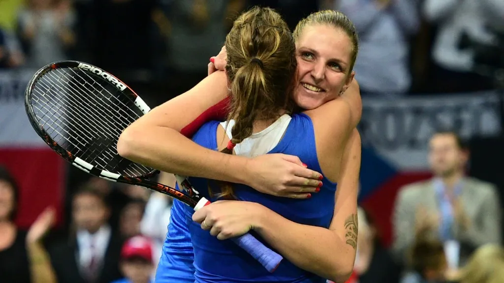 Karolína Plíšková se raduje s Barborou Strýcovou 