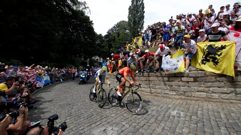 Greg van Avermaet stoupá na Muur van Geraardsbergen