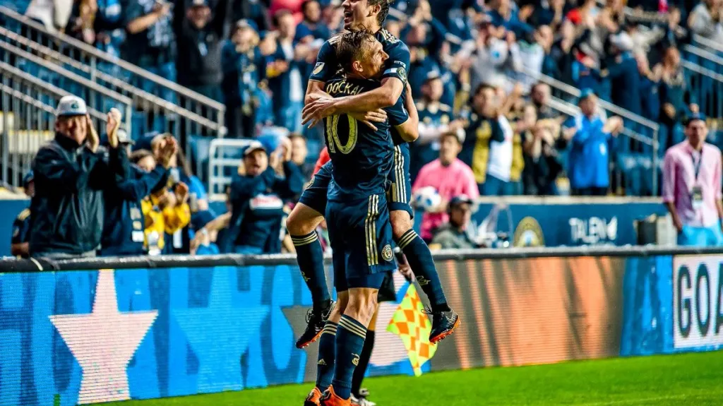 Bořek Dočkal slaví se spoluhráčem vstřelený gól