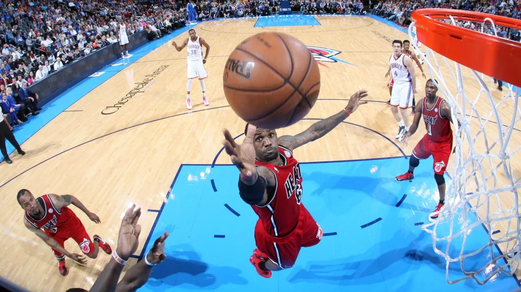 LeBron James zavěšuje 