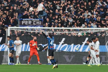 Hráči Atalanty Bergamo se radují po gólu v zápase s Neapolí