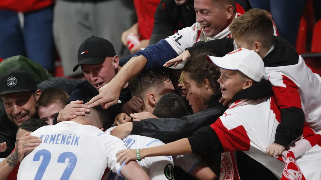Fotbalisté Slavie slaví gól s fanoušky