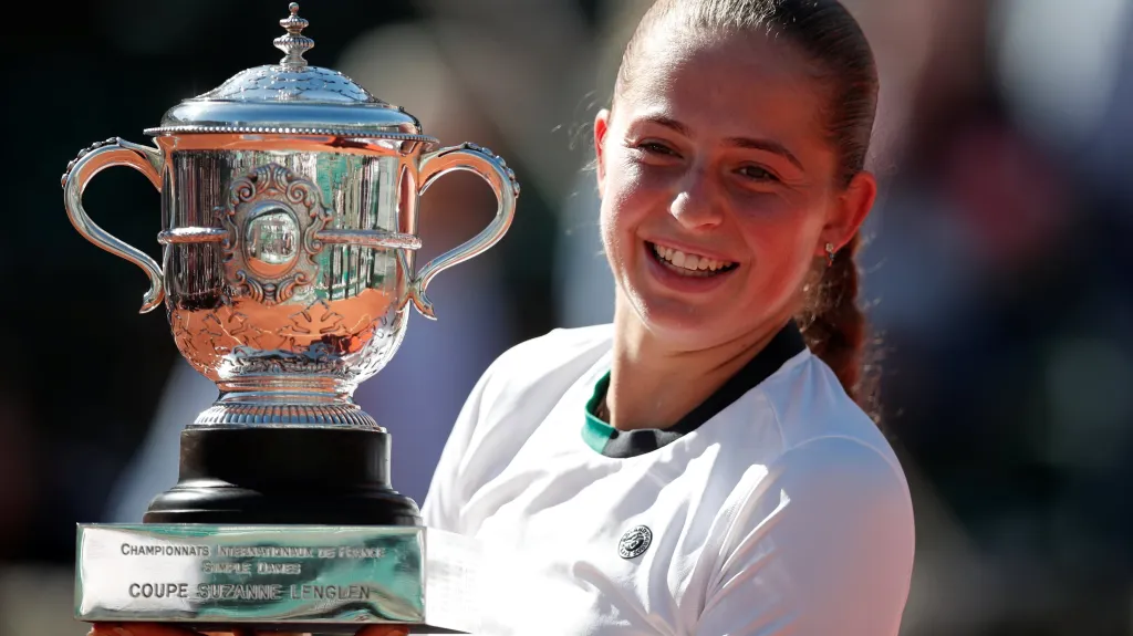 Jelena Ostapenková s trofejí pro vítězku French Open