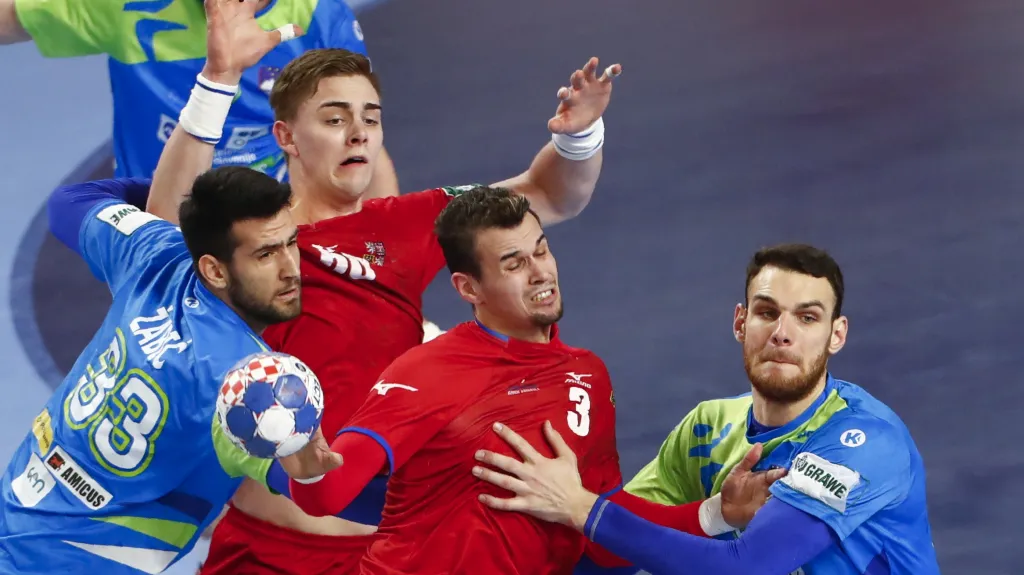 Roman Bečvář se snaží prosadit v utkání proti Slovinsku