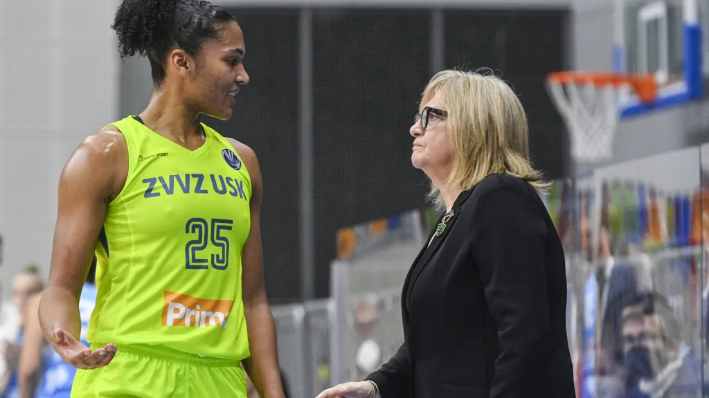 Alyssa Thomasová v komunikaci s trenérkou USK Natálií Hejková