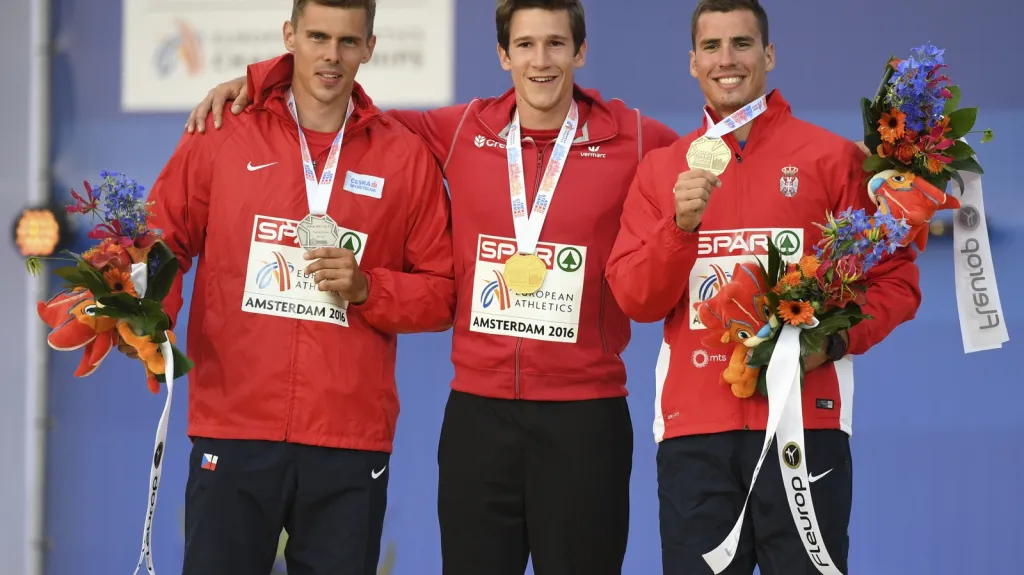 Adam Sebastian Helcelet (vlevo) na stupních vítězů