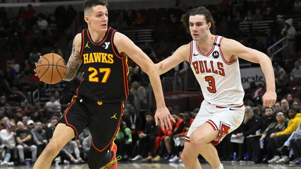 Vít Krejčí a Josh Giddey v zápase Atlanty s Chicagem