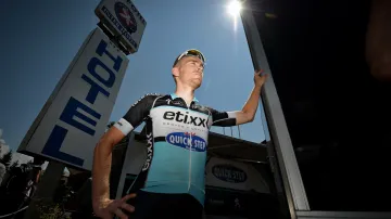 Julien Vermote z Etixx-QuickStep před hotelem
