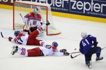 Tomáš Rolinek blokuje střelu