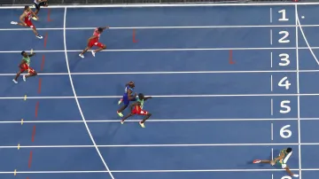 Van Niekerk v cíli závodu na 400 metrů