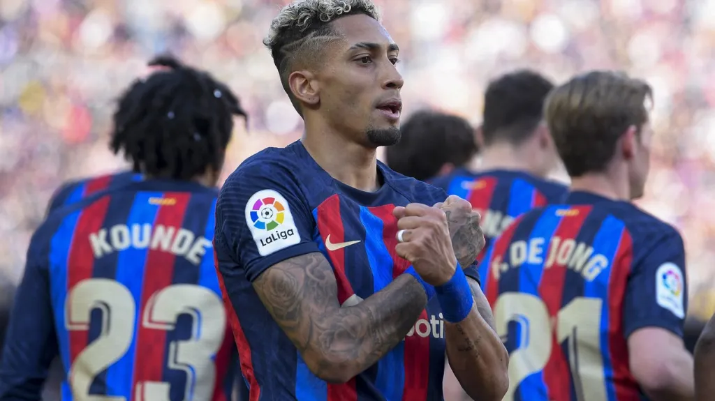 Barcelonský Raphinha oslavuje gól