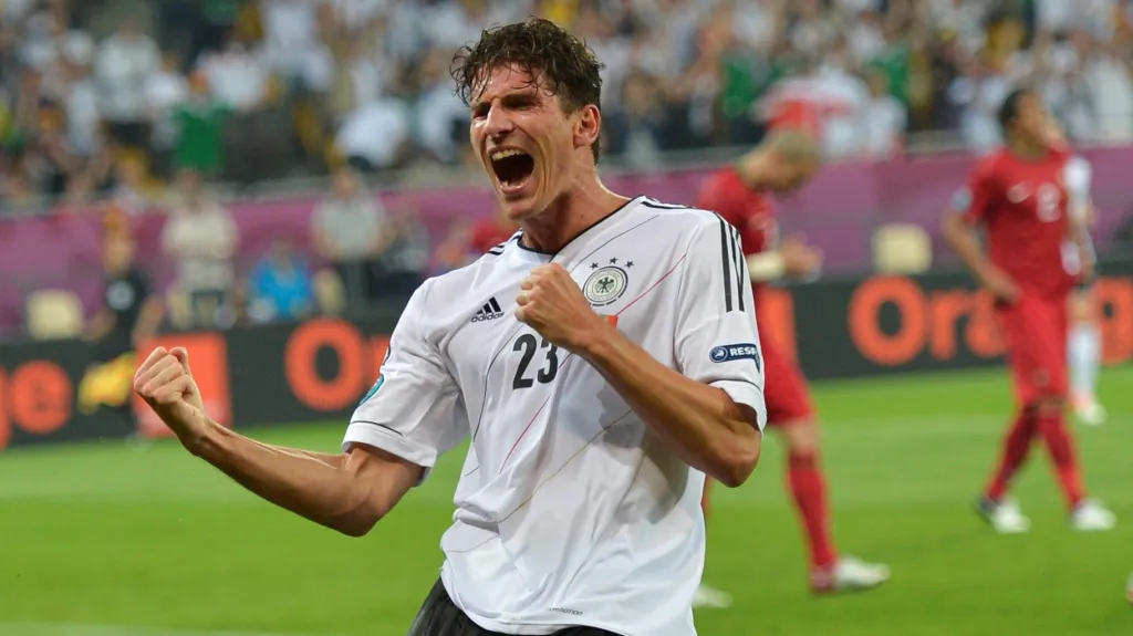 Gomez se raduje z gólu do sítě Portugalska