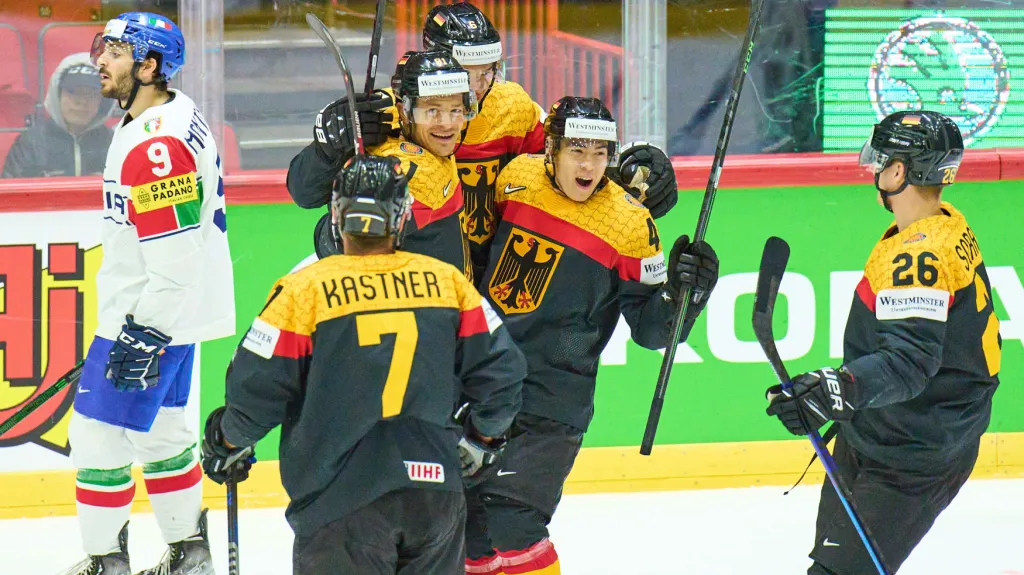 Hokejisté Německa se radují z gólu v síti Itálie