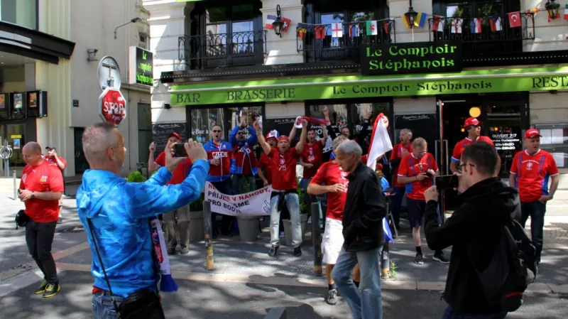 Český zástup skanduje: Kdo neskáče, není Čech