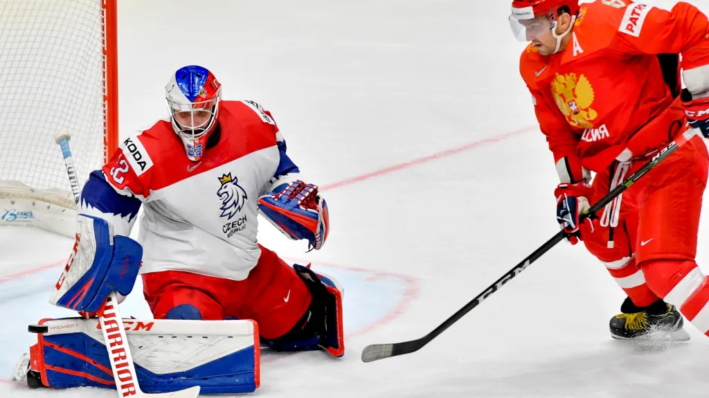Patrik Bartošák zasahuje proti Alexandru Ovečkinovi z Ruska