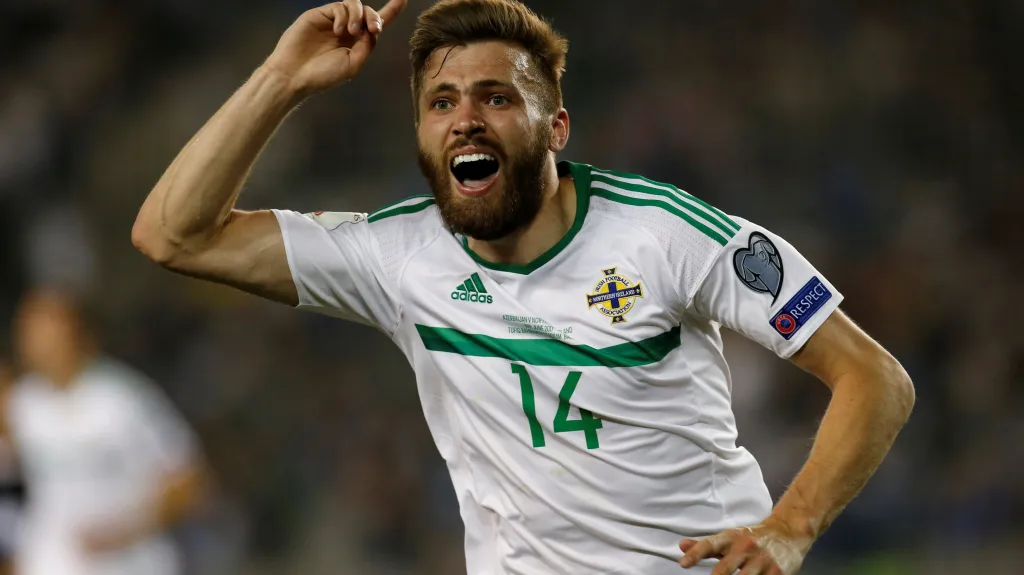 Stuart Dallas ze Severního Irska se raduje z gólu
