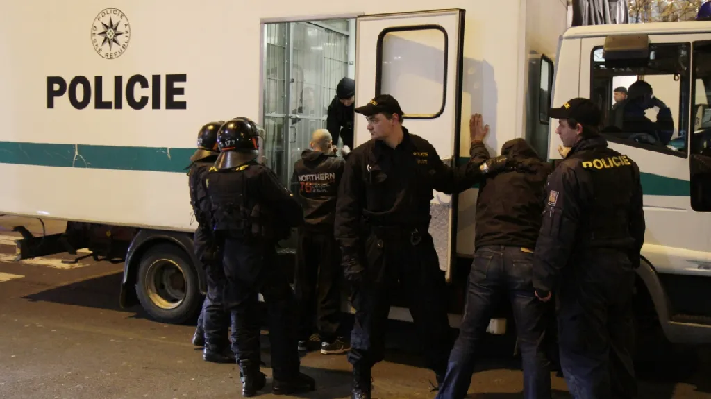 Zatýkání fotbalových hooligans