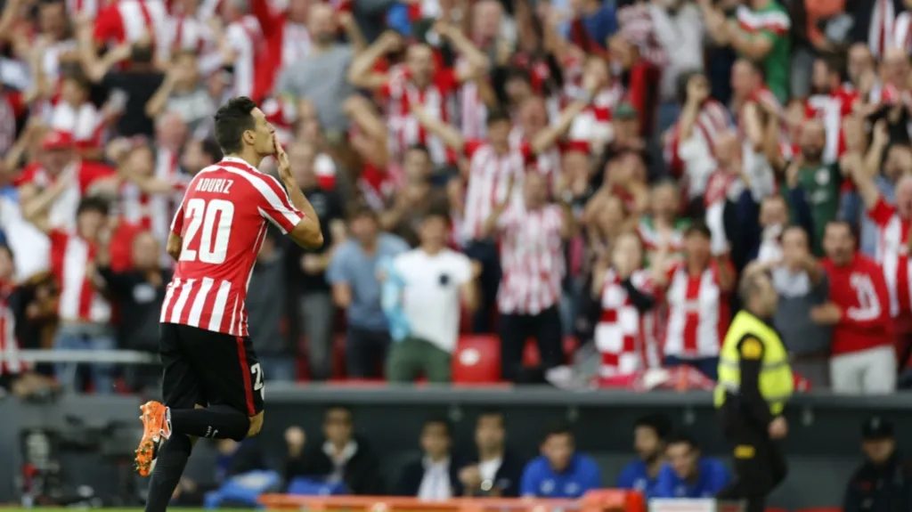 Aritz Aduriz slaví gól