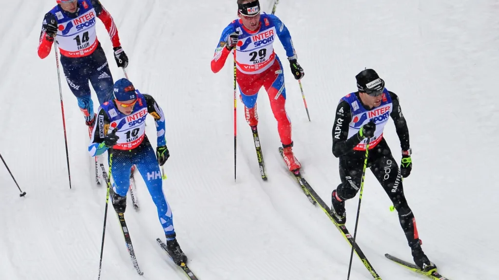 Závod mužů na 50 km klasicky (Lukáš Bauer vpravo nahoře)