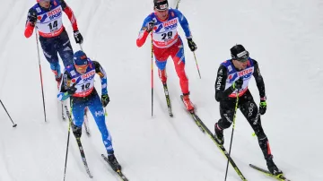 Závod mužů na 50 km klasicky (Lukáš Bauer vpravo nahoře)