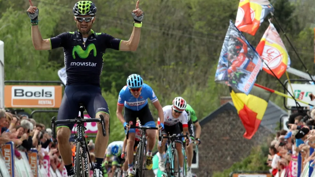 Alejandro Valverde vítězí v závodě Valonský šíp