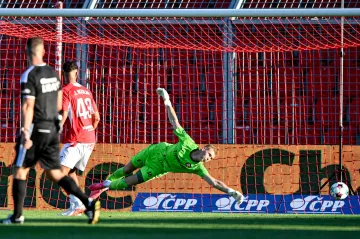 Pardubický gólman Neuman dostává gól v zápase s Artisem Brno