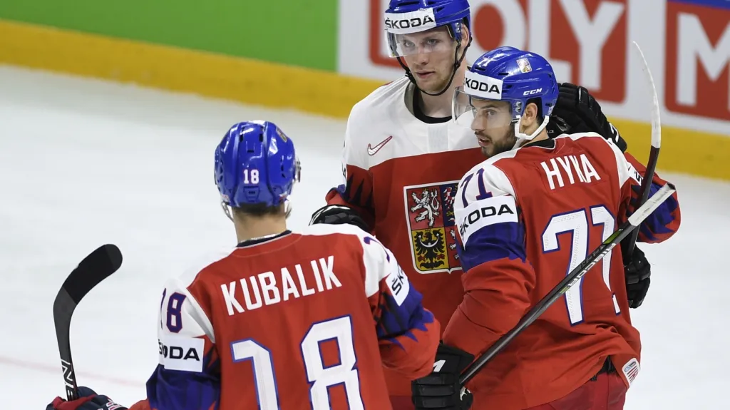 Tomáš Hyka (vpravo) slaví se spoluhráči gól proti Rakousku