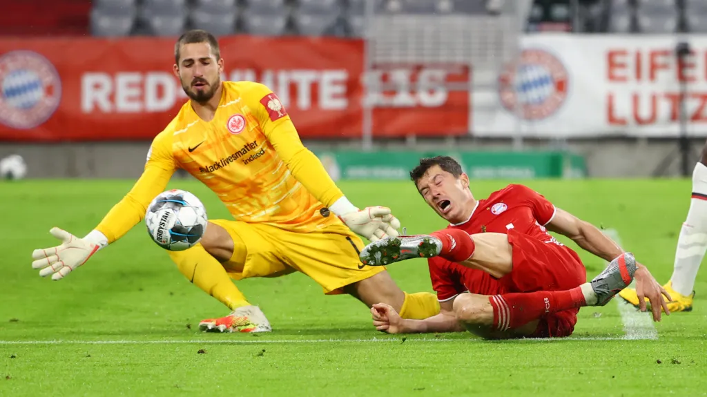 Lewandowski z Bayernu zakončuje proti Trappovi z Frankfurtu