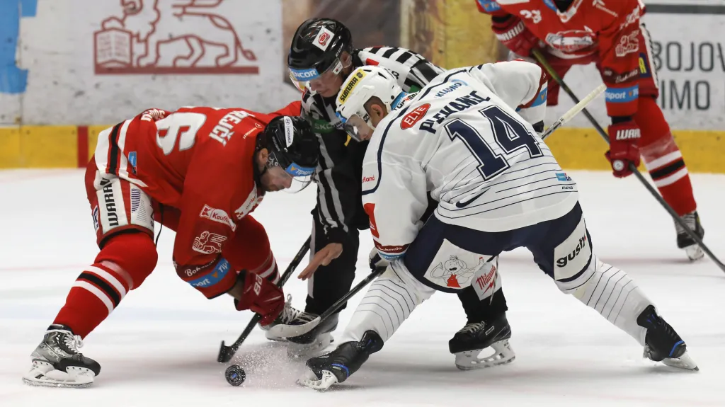 Olomoucký David Krejčí na buly s Tomášem Plekancem z Kladna