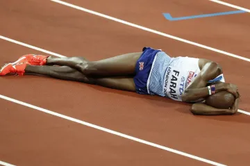 Mo Farah v cíli závodu na 5000 m