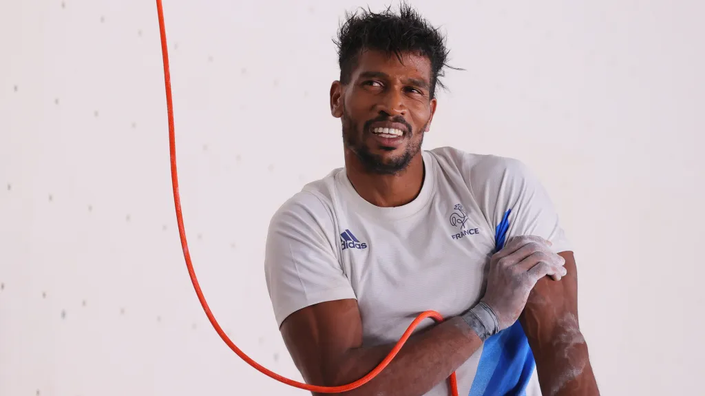 Bassa Mawem se drží za zraněný biceps