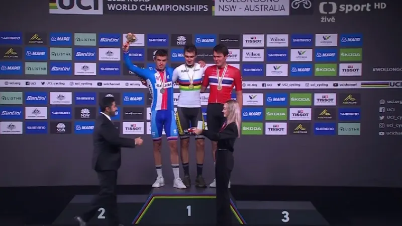 Závěr závodu do 23 let se stříbrnou tečkou a slavnostní ceremoniál