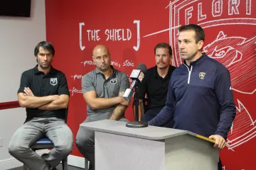 Tomáš Vokoun (druhý zleva) na konferenci South Florida Hockey Academy