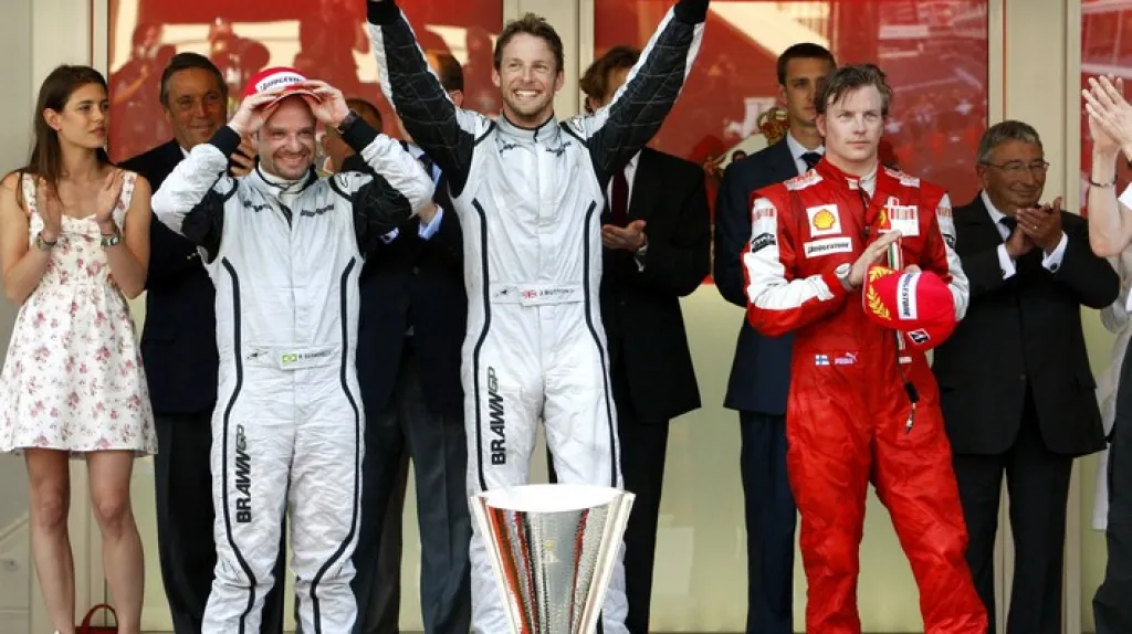 Jenson Button se raduje po vítězství v Monaku