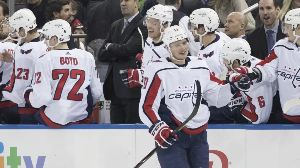 Jakub Vrána s hokejisty Washingtonu