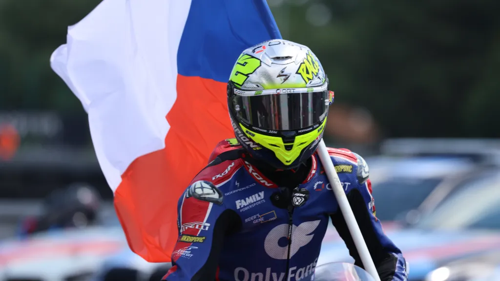 Filip Salač jako třetí muž v Moto2 projel čestné kolečko po Masarykově okruhu s českou vlajkou