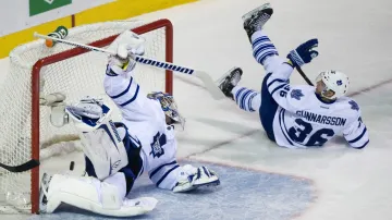 Brankář Toronta inkasuje branku