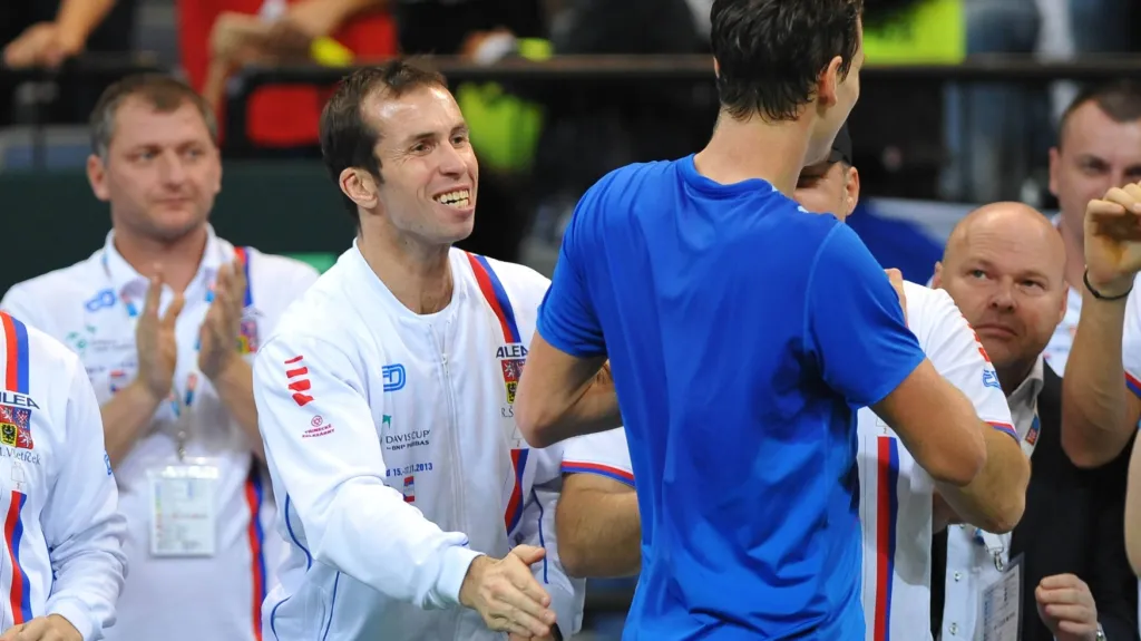 Berdych se Štěpánkem slaví vítězství ve čtyřhře