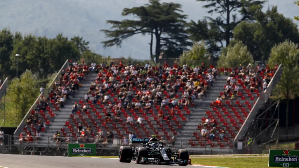 Monopost Valtteri Bottase na okruhu v Mugellu